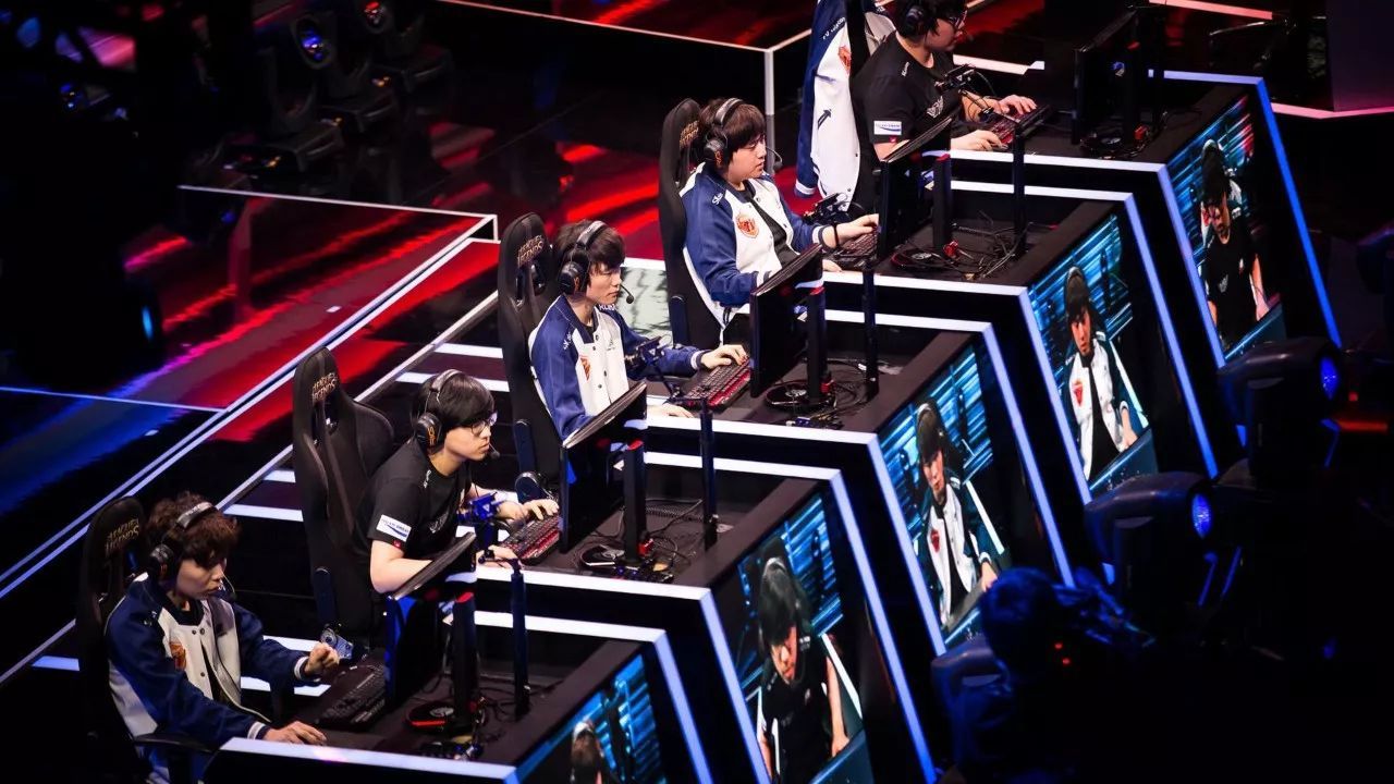 在历史上的这一天： Top Esports 赢得了2020年英雄联盟Mid-Season Cup冠军。