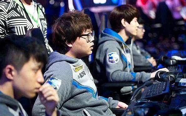 B8 对阵 Imperial ， Heroic 在 BLAST.tv Austin Major 2025 开幕战中与 Chinggis Warriors 交锋