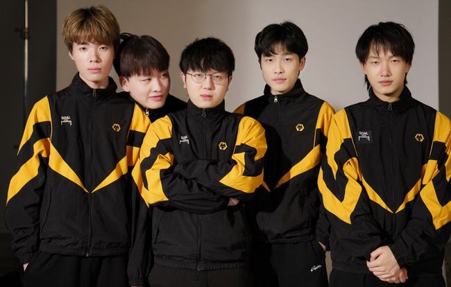 Rekkles分享做客LEC解说席照片：纯白发型，大黑臂注目